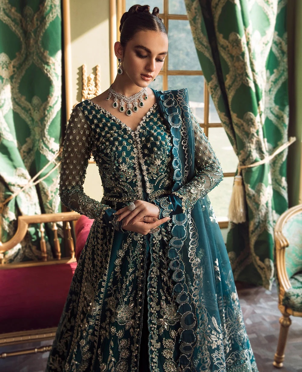 Une Jacinthe pakistani fashion outfit in teal tones.